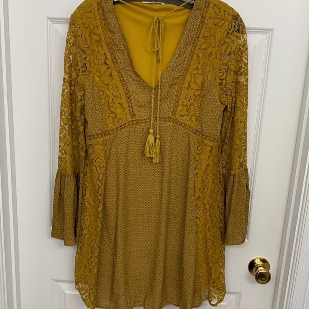Entro size small dress/tunic.  Fully lined & long sleeve lace detail with ruffle